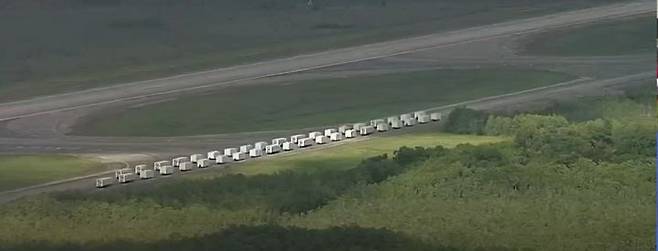 [서울=뉴시스] 미국 플로리다주 에버글레이즈의 데이드-콜리어 훈련 및 환승 공항에 건설되고 있는 '악어 앨커트래즈'라는 별명이 붙은 불법 이민자 수용 시설. 1일 도널드 트럼프 대통령이 방문했다. (출처: NBC 방송화면 캡처) 2025.07.24.  *재판매 및 DB 금지