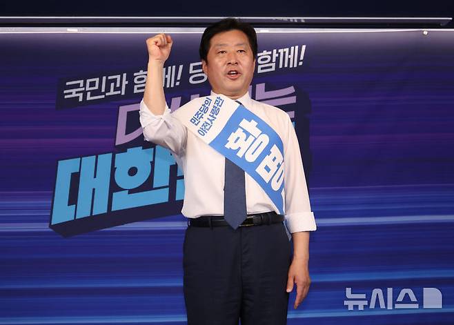 [서울=뉴시스] 김금보 기자 = 황명선 더불어민주당 최고위원 후보가 20일 서울 여의도 더불어민주당 당사에서 열린 당대표 및 최고위원 선출을 위한 영남권 합동연설회에서 기념촬영을 하고 있다. 2025.07.20. kgb@newsis.com
