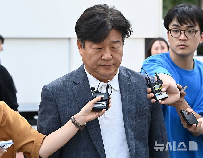 [수원=뉴시스] 김종택 기자 = 대출 사기 등 혐의로 1심에서 징역형의 집행유예 등을 선고받은 양문석 더불어민주당 의원이 24일 경기 수원시 영통구 수원지방법원에서 열린 항소심 선고공판에서 당선무효형을 선고 받은 뒤 법원을 나서고 있다. 2025.07.24. jtk@newsis.com