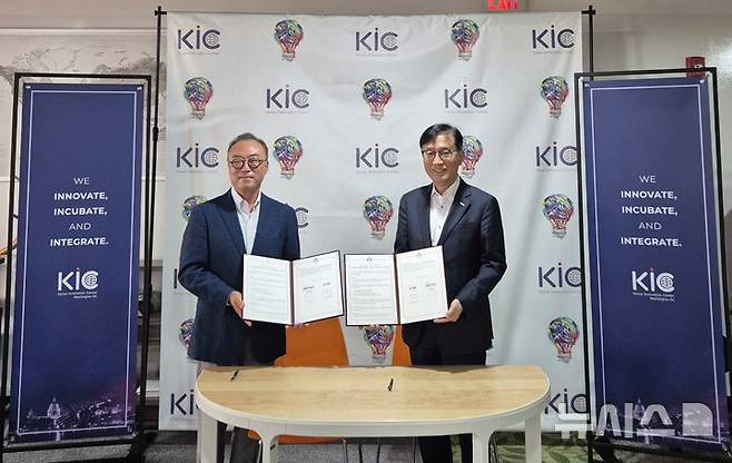 [포항=뉴시스] 송종욱 기자 = 포스텍-과학기술정보통신부 산하 한국혁신센터(KIC)가 23일(현지 시각) 미국 위싱턴에서 스타트업 공유 오피스를 개소했다. 사진은 개소식에서 김창희(왼쪽) KIC-워싱턴 센터장과 포스텍 김성근 총장이 기념 촬영하는 모습. (사진=포스텍 제공) 2025.07.24. photo@newsis.com