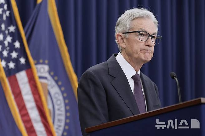 [워싱턴=AP/뉴시스] 제롬 파월 미국 연방준비제도(Fed·연준) 의장이 지난달 18일(현지 시간) 워싱턴DC 연준에서 연방공개시장위원회(FOMC) 정례회의 결과 기자회견을 열어 발언하고 있다. 2025.07.24.