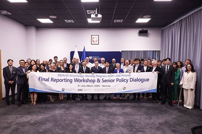 [서울=뉴시스] 지난 21일 폴란드 바르샤바에서 개최된 '한·폴란드 경제발전경험공유사업(KSP) 최종 보고회 및 고위 정책 대화'에 참여한 번개장터. (사진=번개장터 제공) 2025.07.24. photo@newsis.com *재판매 및 DB 금지