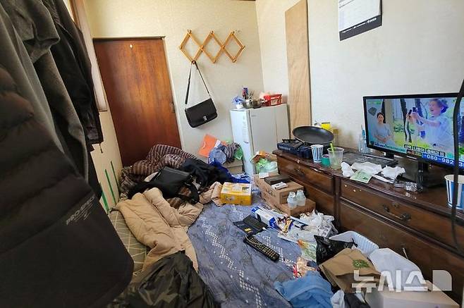 [대구=뉴시스] 이상제 기자 = 무더위가 계속 되고 있는 24일 대구 중구 대신동의 한 골목 여인숙 단칸방에 홀로 살고 있는 김모(50대)씨가 선풍기 한 대 없이 여름을 나고 있다. 2025.07.24. king@newsis.com