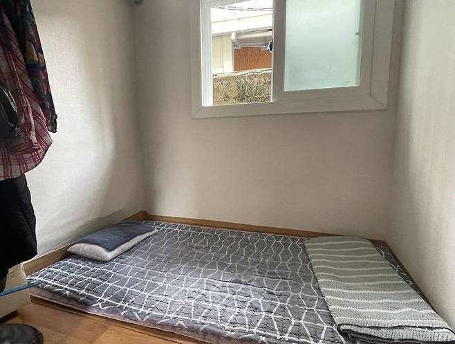 [대구=뉴시스] 정재익 기자 = 24일 대구 중구의 한 쪽방 생활인이 거주하는 여관 방 모습. 2025.07.24. jjikk@newsis.com *재판매 및 DB 금지