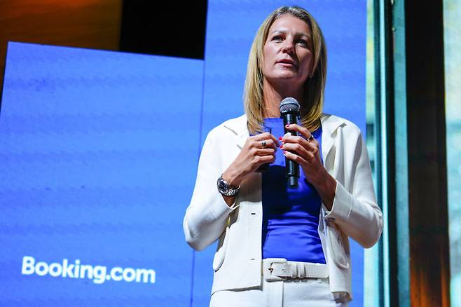 [싱가포르=뉴시스] 로라 홀드워스 아시아태평양 지역 매니징 디렉터가 24일(현지 시간) 싱가포르에서 열린 '트러스트 서밋(Trust Summit)'에서 발언하고 있다. (사진=부킹닷컴 제공) 2025.07.24. *재판매 및 DB 금지