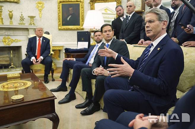 [워싱턴=AP/뉴시스]지난달 5일 미국 워싱턴DC 백악관 집무실에서 스콧 베선트(오른쪽) 재무장관이 발언하는 모습을 도널드 트럼프 대통령과 참모들이 지켜보고 있다. 2025.07.09.