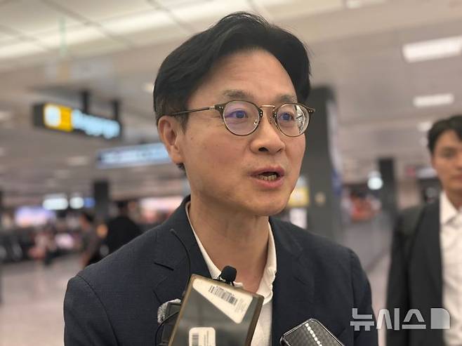 [워싱턴=뉴시스]이윤희 특파원 = , 김정관 산업통상자원부 장관이 미국과의 관세 협상에 가세하기 위해 23일(현지 시간) 미국 워싱턴DC 인근 덜레스국제공항으로 입국하며 특파원들 질문에 답하고 있다. 2025.07.24.