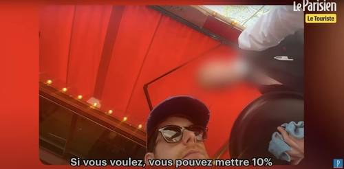 외국인 관광객으로 위장한 손님에게 원하는 경우 10% 팁을 추가할 수 있다고 설명하는 파리의 한 식당 종업원 [르파리지앵 유튜브 캡처.연합뉴스]