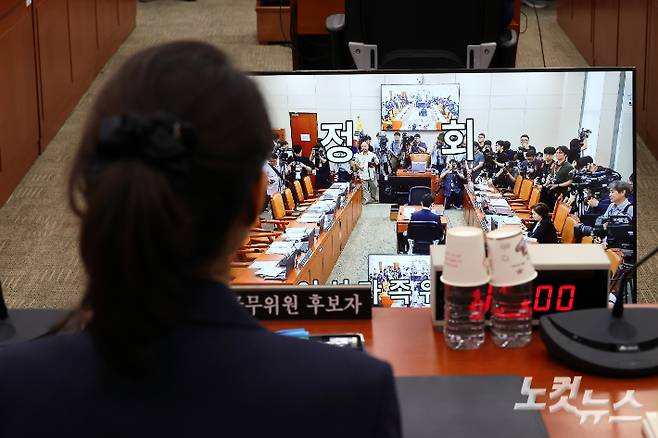 지난 14일 서울 여의도 국회 여성가족위원회에서 열린 강선우 여성가족부 장관 후보자 인사청문회에서 여야 의원들이 신경전을 벌이며 회의가 정회되고 있다. 윤창원 기자