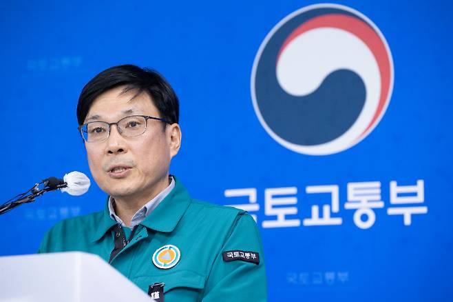 주종완 국토교통부 항공정책실장이 지난해 12월 29일 정부세종청사 국토교통부 기자실에서 무안공항 항공기 사고 관련 브리핑을 하던 모습. 주 실장은 현행 항공철도사고조사위원회 규정상 사조위 상임위원을 겸직하다 참사 수습 과정에서 겸직 사실이 알려져 논란이 된 뒤 조사 업무에서 배제됐다. 사진은 국토교통부 제공