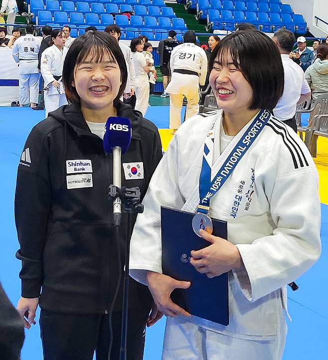 지난해 10월 14일 경남 합천에서 열린 제105회 전국체전 유도 여자 일반부 63㎏급에서 우승한 허미미(사진 오른쪽)와 동생 허미오. 연합뉴스