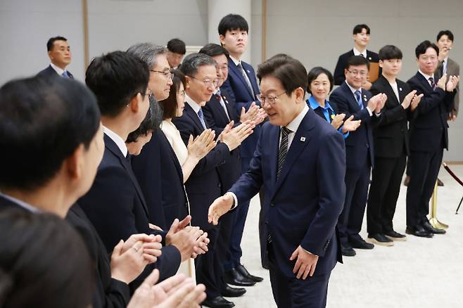 이재명 대통령이 23일 서울 용산 대통령실 청사에서 열린 임명장 및 위촉장 수여식에서 신임 장관 등 참석자와 인사하고 있다. 연합뉴스