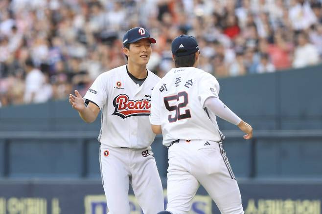 최민석이 23일 호수비를 펼쳐준 입단 동기 3루수 박준순을 격려하고 있다. 박준순은 이날 홈런과 3루타, 2루타로 최민석의 어깨를 가볍게 했다. 두산