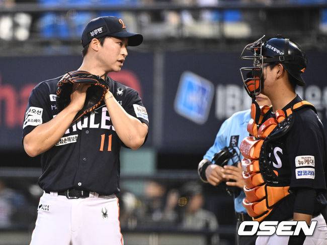 [OSEN=잠실, 조은정 기자]23일 오후 서울 잠실야구장에서 2025 신한 SOL Bank KBO리그 두산 베어스와 한화 이글스의 경기가 열렸다.이날 두산은 최민석, 한화는 황준서를 선발로 내세웠다.1회말 1사 3루에서 한화 엄상백에 두산 양석환에게 적시타를 허용한 뒤 포수 허인서와 대화하고 있다. 2025.07.23 /