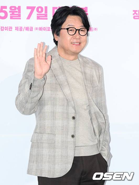 [OSEN=조은정 기자]영화 '바이러스' 언론배급시사 및 기자간담회가 28일 서울 용산구 CGV 용산아이파크몰에서 열렸다.'바이러스'는 이유 없이 사랑에 빠지는 치사율 100% 바이러스에 감염된 택선이 모쏠 연구원 수필, 오랜 동창 연우, 그리고 치료제를 만들 수 있는 유일한 전문가 이균까지 세 남자와 함께하는 예기치 못한 여정을 그린 이야기. 5월 7일 개봉.배우 김윤석이 포즈를 취하고 있다. 2025.04.28 /cej@osen.co.kr