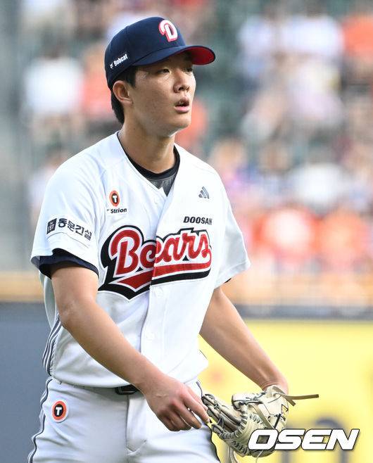 [OSEN=잠실, 조은정 기자]23일 오후 서울 잠실야구장에서 2025 신한 SOL Bank KBO리그 두산 베어스와 한화 이글스의 경기가 열렸다.이날 두산은 최민석, 한화는 황준서를 선발로 내세웠다.1회초 이닝을 마친 두산 최민석이 더그아웃으로 향하고 있다. 2025.07.23 /cej@osen.co.kr