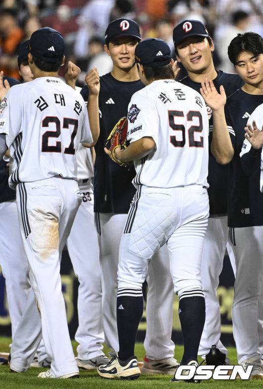 [OSEN=잠실, 조은정 기자]두산이 홈런 5방을 앞세워 독수리군단의 11연승을 저지했다.&nbsp;프로야구 두산 베어스는 23일 서울 잠실구장에서 열린 2025 신한 SOL뱅크 KBO리그 한화 이글스와의 시즌 11차전에서 13-2&nbsp;대승을 거뒀다.두산 최민석, 박준순이 승리를 기뻐하고 있다. 2025.07.23 /