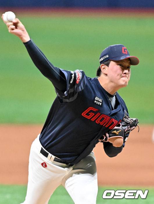 [OSEN=고척, 민경훈 기자] 23일 오후 서울 고척스카이돔에서 ‘2025 신한 SOL Bank KBO리그’ 키움 히어로즈와 롯데 자이언츠의 경기가 열렸다.이 경기에서 롯데는 키움에 4-1로 승리했다.&nbsp;롯데 선발투수 박세웅은 7이닝 동안 95구를 던지며 6피안타 1사구 6탈삼진 1실점으로 호투, 시즌 10승째를 따냈다. 내복사근 부상에서 회복, 이날 1군 엔트리에 복귀한 고승민은 3타수 2안타 1타점으로 활약했다. 레이예스는 4타수 3안타 3타점을 기록했다.&nbsp;9회말 마운드에 오른 롯데 김원중이 힘차게 공을 뿌리고 있다. 2025.07.23 / rumi@osen.co.kr