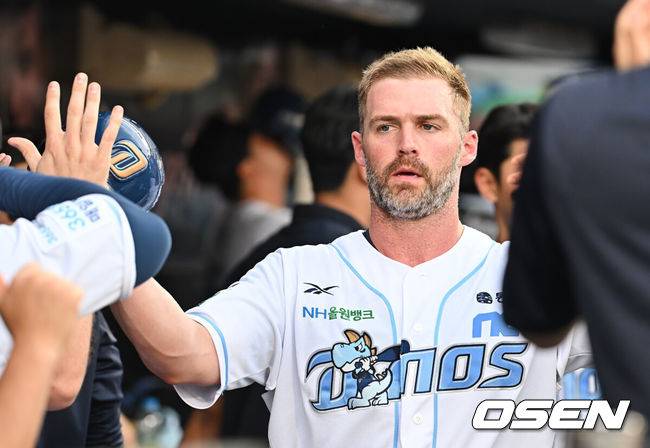 [OSEN=창원, 이석우 기자] 6일 창원NC파크에서 2025 신한 SOL 뱅크 KBO 리그 NC 다이노스와 SSG 랜더스의 경기가 열렸다. 홈팀 NC는 라일리가, 방문팀 SSG는 김건우가 선발 출전했다. NC 다이노스 데이비슨이 2회말 1사 2루 손아섭의 좌중간 2루타때 득점을 올리고 하이파이브를 하고 있다. 2025.07.06 / foto0307@osen.co.kr