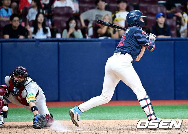 [OSEN=고척, 최규한 기자] 22일 오후 서울 고척스카이돔에서 ‘2025 신한 SOL Bank KBO리그’ 키움 히어로즈와 롯데 자이언츠의 경기가 열렸다.홈팀 키움은 라클란 웰스, 방문팀 롯데는 나균안을 선발로 내세웠다.9회초 1사 주자없는 상황 롯데 나승엽이 키움 주승우의 공에 왼발을 맞고 있다. 2025.07.22 / dreamer@osen.co.kr