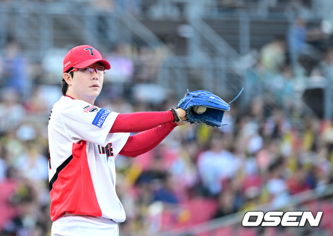 [OSEN=광주, 최규한 기자] 24일 광주-기아 챔피언스필드에서 ‘2025 신한 SOL Bank KBO리그’ KIA 타이거즈와 LG 트윈스의 경기가 열렸다.홈팀 KIA는 양현종, 방문팀 LG는 손주영을 선발로 내세웠다.1회초 1사 1루 상황 LG 김현수의 중전 안타 때 주자 신민재가 3루까지 뛰었지만 KIA 중견수 김호령의 송구에 아웃됐다. 인사를 전하는 KIA 선발 양현종. 2025.07.24 / dreamer@osen.co.kr