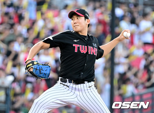 [OSEN=광주, 최규한 기자] 24일 광주-기아 챔피언스필드에서 ‘2025 신한 SOL Bank KBO리그’ KIA 타이거즈와 LG 트윈스의 경기가 열렸다.홈팀 KIA는 양현종, 방문팀 LG는 손주영을 선발로 내세웠다.1회말 LG 선발 손주영이 힘차게 공을 뿌리고 있다. 2025.07.24 / dreamer@osen.co.kr