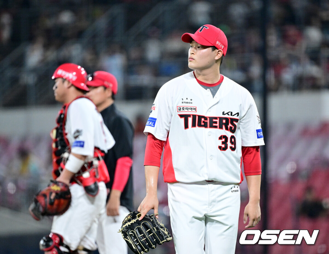 [OSEN=광주, 최규한 기자] 24일 광주-기아 챔피언스필드에서 ‘2025 신한 SOL Bank KBO리그’ KIA 타이거즈와 LG 트윈스의 경기가 열렸다.홈팀 KIA는 양현종, 방문팀 LG는 손주영을 선발로 내세웠다.8회초 무사 만루 상황 KIA 최지민이 마운드를 내려가고 있다. 2025.07.24 / dreamer@osen.co.kr