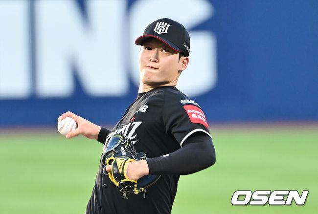 [OSEN=창원, 이석우 기자] 24일 창원NC파크에서 2025 신한 SOL 뱅크 KBO 리그 NC 다이노스와 KT 위즈의 경기가 열렸다. 홈팀 NC는 목지훈이, 방문팀 KT는 배제성이 선발 출전했다. KT 위즈 선발투수 배제성이 역투하고 있다. 2025.07.24 / foto0307@osen.co.kr