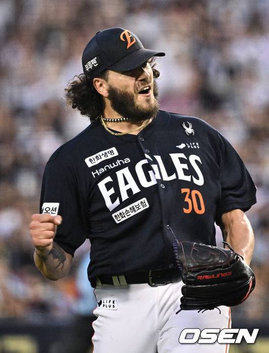 [OSEN=잠실, 조은정 기자]24일 오후 서울 잠실야구장에서 2025 신한 SOL Bank KBO리그 두산 베어스와 한화 이글스의 경기가 열렸다.이날 두산은 최승용, 한화는 폰세를 선발로 내세웠다.한화 폰세가 5회말 2사 3루에서 두산 양석환을 땅볼로 처리한 뒤 포효하고 있다. 2025.07.24 /cej@osen.co.kr