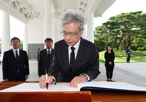 김상환 신임 헌법재판소장이 24일 오전 국립서울현충원을 참배한 뒤 방명록을 작성하고 있다. 국회는 전날 본회의를 열고 김 후보자 임명 동의안을 통과시켰다. 연합뉴스