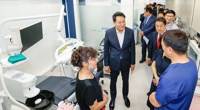 오세훈 서울시장이 24일 서울 용산구 서울역쪽방상담소 우리동네구강관리센터에서 열린 1주년 성과공유회에 참석한 가운데 구강관리센터를 찾은 주민들과 대화를 나누고 있다.