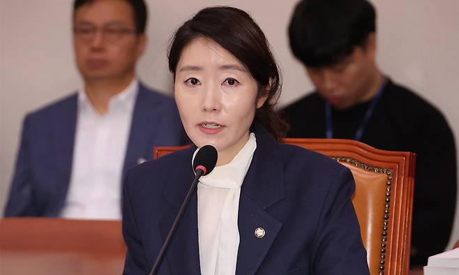 강선우 전 여성가족부 장관 후보자가 14일 국회 여성가족위원회에서 열린 인사청문회에서 위원의 질문에 답하고 있다. 연합뉴스
