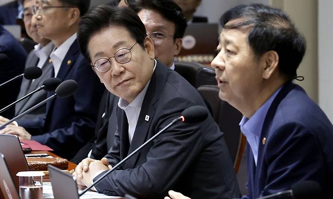 이재명 대통령이 지난 22일 서울 용산 대통령실 청사에서 열린 국무회의를 시작하며 구윤철 경제부총리 겸 기획재정부 장관의 인사말을 듣고 있다. 대통령실통신사진기자단