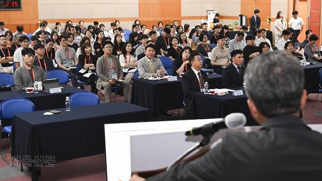 23일 전북특별자치도청 대회의실에서 ‘사라진 인구, 올림픽으로 다시 채우는 미래’를 주제로 ‘2025 서울신문 전북 인구포럼’이 열렸다. 포럼 참석자들이 김도균 경희대 체육대학원 교수의 기조 강연을 듣고 있다. 전주 이지훈 기자