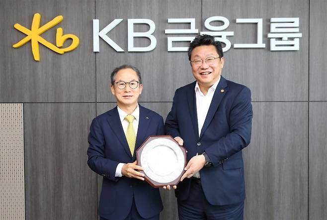 양종희(왼쪽) KB금융그룹 회장이 지난 9일 여의도 KB국민은행 신관에서 저출생 극복 지원과 일·가정 양립 환경 조성을 선도한 공로를 인정받아 주형환 저출생고령사회위원회 부위원장으로부터 감사패를 받은 뒤 기념촬영을 하고 있다. KB금융그룹 제공