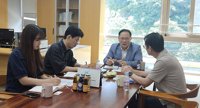 박재용 의원이 7월 22일, 북부분원에서 경기도 이민사회국 이민사회정책과 담당자들로부터 ‘외국인 노동자 쉼터 환경개선 등 지원사업’의 추진 현황을 보고 받고 있다. (사진=경기도의회)