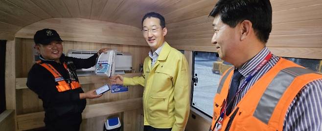 김도형 한국공항(주) 차장이 23일 이동식 휴게 버스에서 쿨링시트와 식염포도당을 한명희(가운데) 제항청장과 황재홍(오른쪽) 대한항공 제주여객서비스지점장에게 보여주며 설명하고 있다. 제주 강동삼 기자