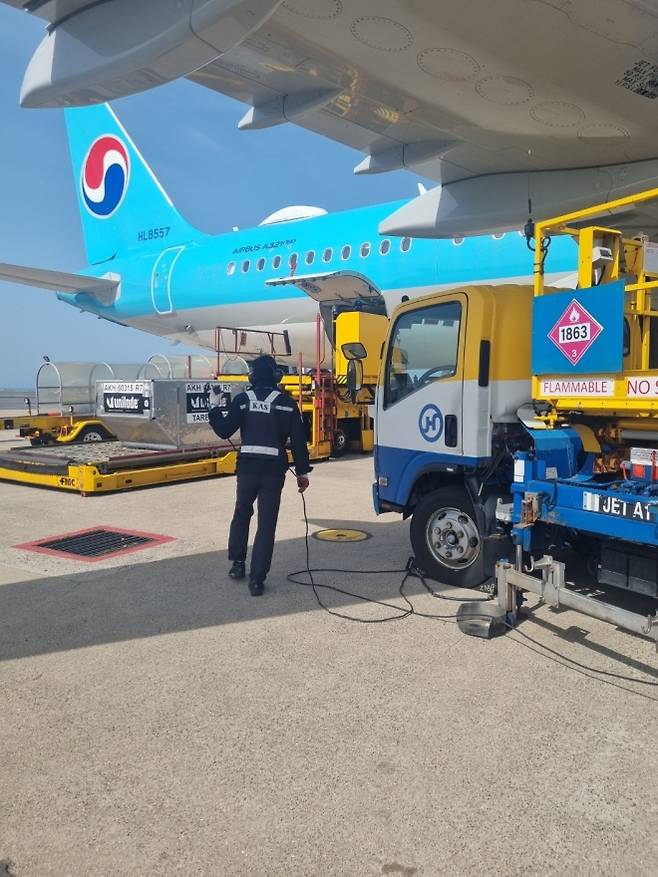 대한항공 지상조업사들이 23일 제주국제공항 활주로에서 항공기에 주유를 하려 하고 있다. 제주 강동삼 기자