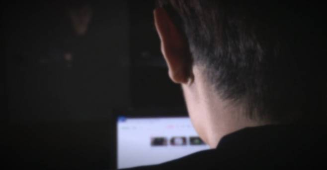 노트북 보는 남성. 연합뉴스tv