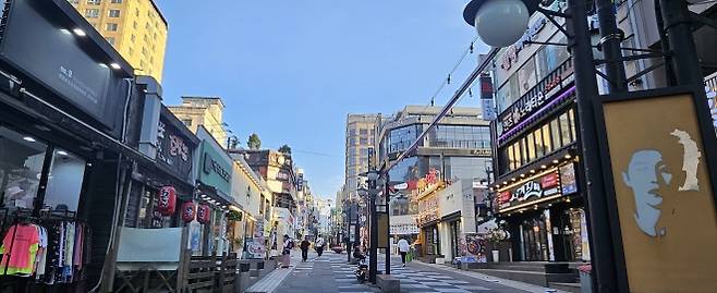 상가빌딩, 오피스텔, 호텔 들로 즐비한 제주시 연동 누웨마루 거리. 제주 강동삼 기자