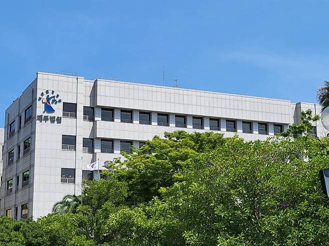 제주지법 형사2부(부장판사 임재남)는 24일 강도살인 등의 혐의를 받는 주범 A(30대·여)씨와 범죄수익 은닉의 규제 및 처벌 등에 관한 법률 위반 혐의를 받는 공범 B(40대·여)씨와 C(30대)씨에 대한 결심공판을 열었다. 제주 강동삼 기자