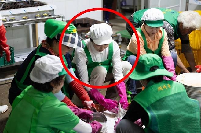 김혜경 여사, 집중호우 피해 지역 자원봉사 활동 - 김혜경 여사가 24일 집중호우 피해를 입은 경기도 가평군 북면 백둔리 마을회관에서 자원봉사를 하고 있다. 2025.7.24 대통령실 제공