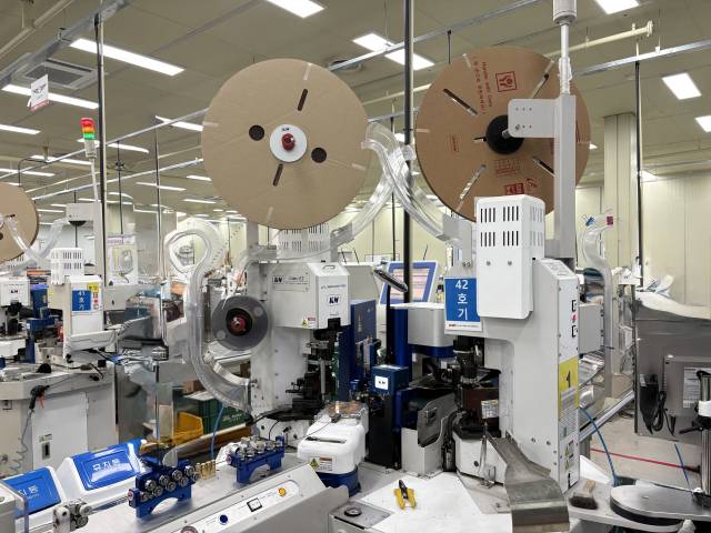 22일 경북 경산에 위치한 경림테크 공장에서 자동절압기가 제품을 만들고 있다. 사진=김예솔 기자