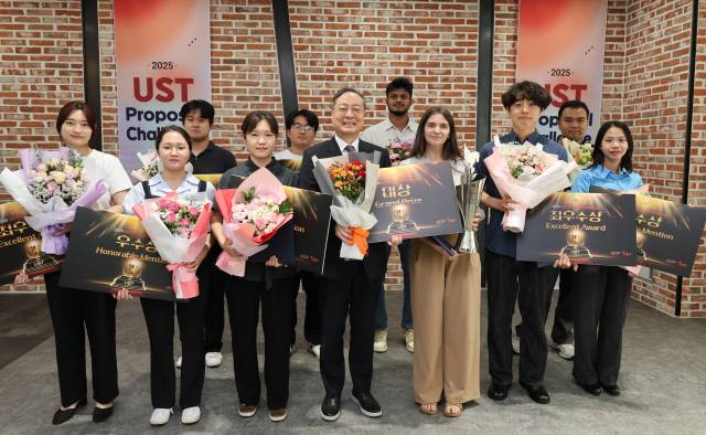 강대임(앞줄 왼쪽에서 네번째) UST 총장이 ’2025 UST Proposal Challenge’ 경진대회에서 대상을 수상한 소피아 카란코바(″다섯번째) 학생연구원 등 수상자들과 기념촬영을 하고 있다. 사진제공=UST