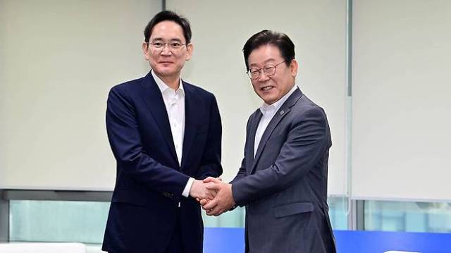 이재명(오른쪽)대통령과 이재용 삼성전자 회장이 지난 3월 청년 취업 지원 현장 간담회에서 덕담을 나누며 악수하고 있다. 연합뉴스