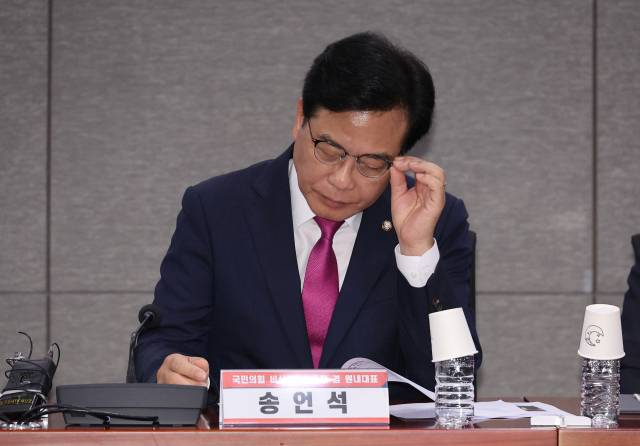 24일 서울 여의도 국회 의원회관에서 열린 '한미 관세협상, 농축산물 시장개방 확대 검토 관련 농민단체 초청 긴급간담회'에서 국민의힘 송언석 비상대책위원장 겸 원내대표가 생각에 잠겨 있다. 연합뉴스