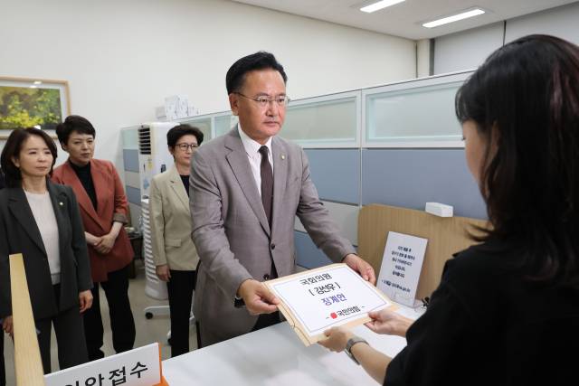 유상범 국민의힘 원내수석부대표가 24일 서울 여의도 국회 의안과에 국회의원 강선우 징계요구안을 제출하고 있다. 연합뉴스
