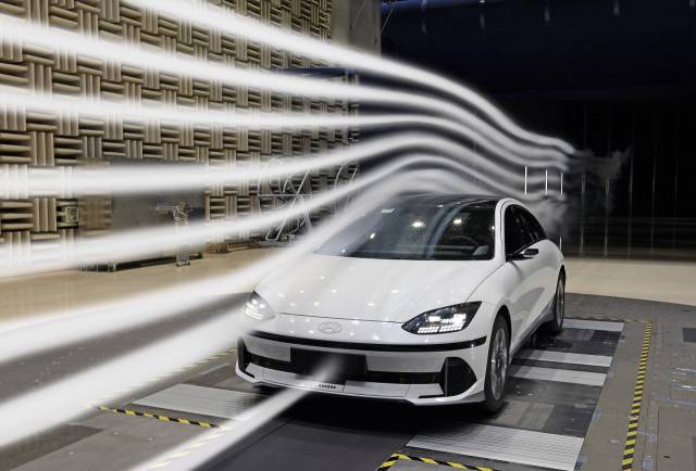 현대차그룹 남양연구소 공력시험동에서 아이오닉 6 차량으로 유동 가시화 시험을 진행하고 있다. 사진제공=현대차그룹