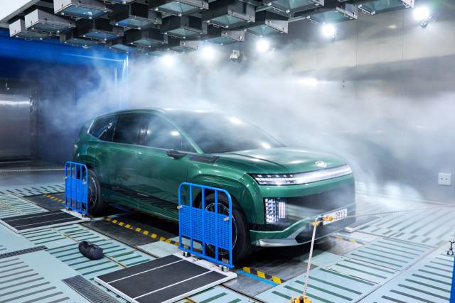 현대차그룹 남양연구소 환경시험동 강설챔버에서 아이오닉 9 차량에 강설 시험을 하고 있다. 사진제공=현대차그룹