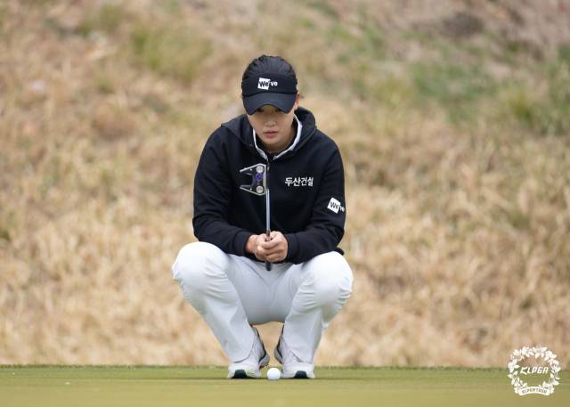 그린을 읽고 있는 김민솔. 사진 제공=KLPGA